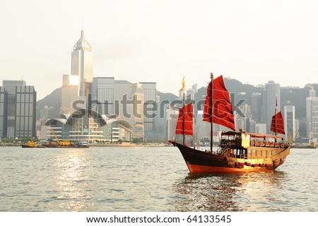 Puerto de Hong Kong con basura turística