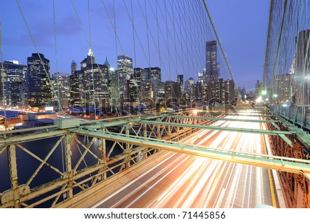 Vista del centro de Manhattan desde el puente de Brooklyn con el tráfico que pasa.