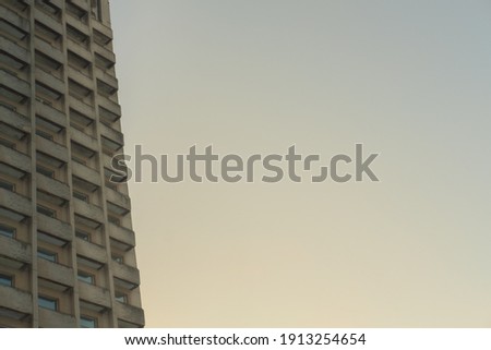 Foto Bild Verlassenes Gebäude gegen sauberen Himmel. Sowjetische modernistische Architektur, notleidende Betonhaus