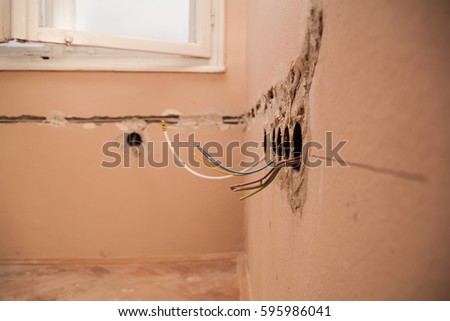 Flat renovation, strings of interior installations, electrician conducted by wire to a specific socket Foto stock © 
