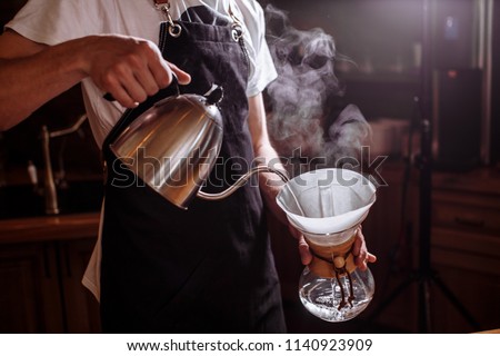 Foto Bild Crop Barista bereitet heißen Kaffee in einem Café zu