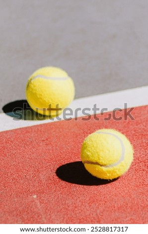 Similar – Foto Bild Zwei Bälle neben den Aufschlaglinien auf einem blauen Paddle-Tennisplatz.