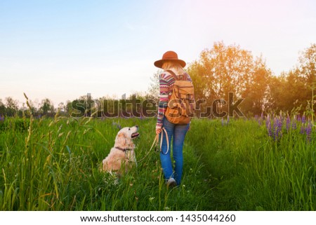 Foto Bild Wanderlust | Frau alleine auf Spaziergang im sommerlichen Wald auf einem Waldweg