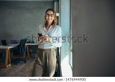 Similar – Foto Bild Lässige weiße Frau, die eine Smartphone-Anwendung und einen Check-in-Automaten am Flughafen benutzt, um die Bordkarte zu erhalten.