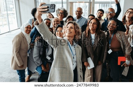 Foto Bild Selfie eines glücklichen Paares im Rückspiegel eines Quads. Ausflug.