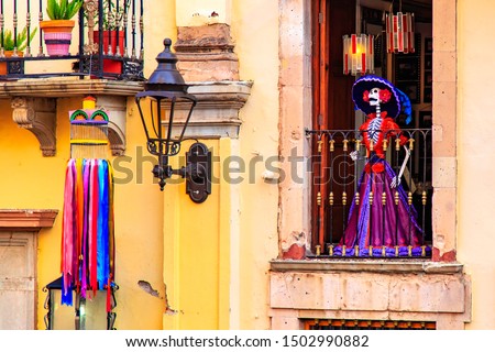 Day of the death. Traditional Mexican Catrina at the window of the old historic building, Guanajuato, Mexico. An elegantly-dressed skeleton figure used as a symbol of the Day of the Dead Foto stock © 