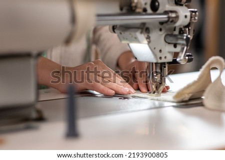 Foto Bild Schneiderin beim Nähen an der Maschine im Atelier