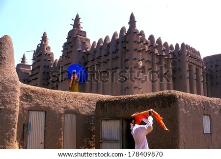 DJENNE\', MALI-AUGUST 24, 2006: Men outside the largest mud mosque of Africa.