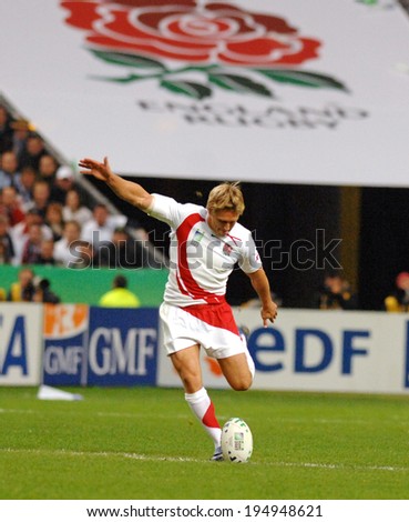 PARIS, FRANCE-OCTOBER 21, 2007:  england rugby player Jonny Wilkinson, kicks the ball during the final of the final England vs South Africa, of the Rugby World Cup, France 2007, in Paris