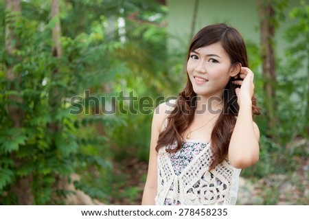 Positive post of smiling woman in the park