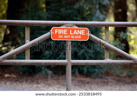 Foto Bild Dreckiges Feuerwehrzufahrt-Schild und Winterdienst-Schild vor einem öffentlichen Gebäude