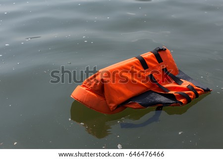 Similar – Foto Bild Boot schwimmt auf dem Meer in der Nähe des Ufers mit grünen Pflanzen