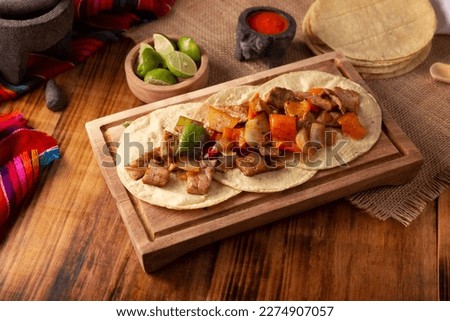 Alambre de Res. Very popular recipe in Mexico, the main ingredients are pieces of meat, onion, bacon and bell peppers, roasted on the grill, commonly eaten in tacos. Foto stock © 