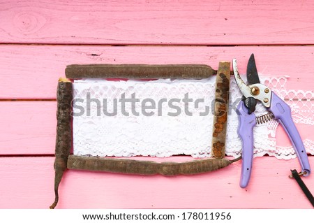 Blank note on cloth and wood cutter