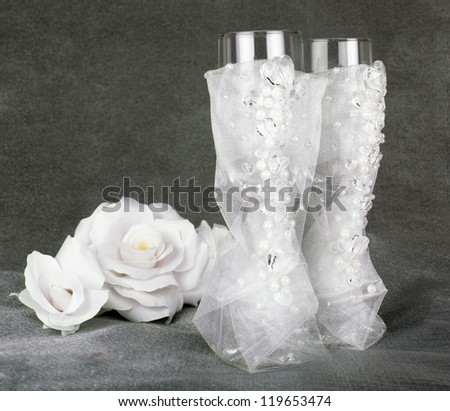 glasses two glass glass wedding richly embellished with organza white pearl Ã?Â??Ã?Â�Ã?Â²Ã?Â�Ã?ÂµÃ?Â??Ã?Â�Ã?Â° and glass beads in the form of hearts on the background of a white rose on the gray dark pearl background