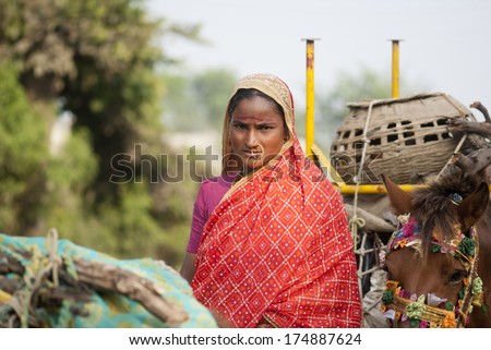 November 7, 2013, rural women from Nomads homeless and poor community moving from one place to another place for leaving Maharashtra, India, south East Asia.
