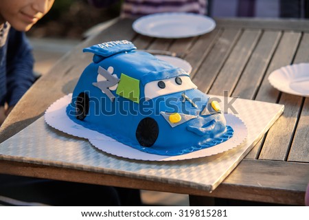hildren\'s birthday car cake cutting