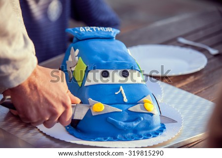 hildren\'s birthday car cake cutting