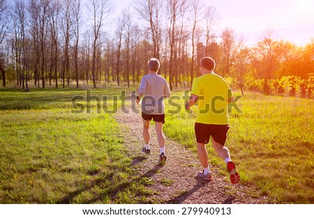 Image with two man jogging in a park