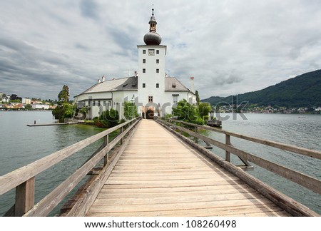 Gothic castle Ort (Schloss Ort) on The Traunsee Lake. The castle was founded around 1080 by Hartnidus of Ort. Gmunden, Salzkammergut, Austria.