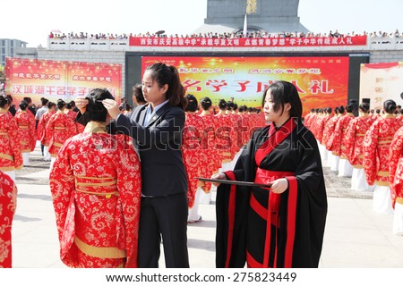On May 2, 2015, xi \'an Seoul lake in China, thousands of students at traditional Chinese rite, students dressed in traditional Chinese costumes, proclaimed a adult ceremony.