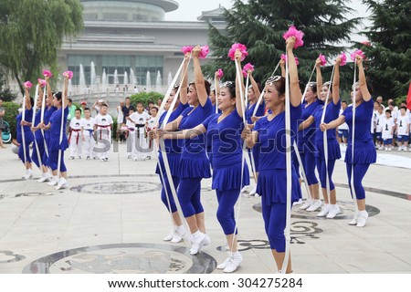 On August 8, 2015, from xi 'an not ended the aunt who jumped up on the xi 'an museum square elastic dance, attract visitors to watch.