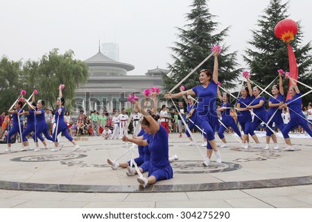 On August 8, 2015, from xi \'an not ended the aunt who jumped up on the xi \'an museum square elastic dance, attract visitors to watch.