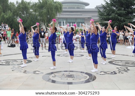 On August 8, 2015, from xi 'an not ended the aunt who jumped up on the xi 'an museum square elastic dance, attract visitors to watch.