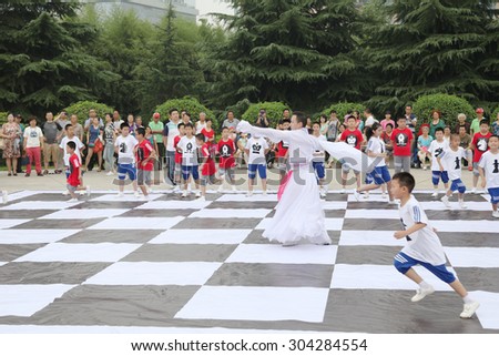 On August 8, 2015, the children in xi \'an from xi \'an museum square performance chess \