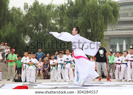 On August 8, 2015, the children in xi \'an from xi \'an museum square performance chess \