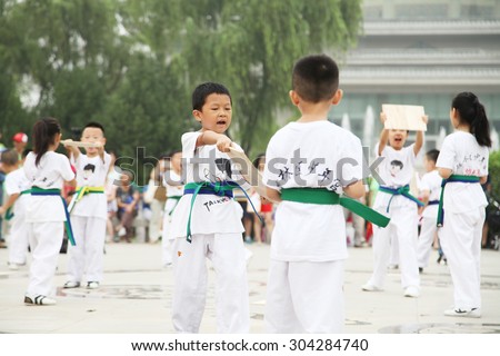 On August 8, 2015, from xi \'an tae kwon do children in xi \'an museum square performance, attract visitors to watch.