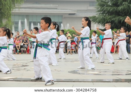 On August 8, 2015, from xi \'an tae kwon do children in xi \'an museum square performance, attract visitors to watch.