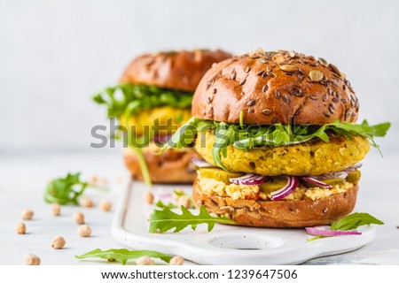 Foto Bild Veganes Sandwich isoliert auf rosa Hintergrund. Pflanzenbasierte Lebensmittel.