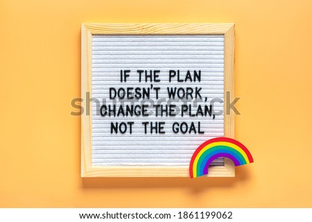 Text - If the plan doesn't work change the plan but not the goal Motivational quotes on message felt board, rainbow on yellow background Self motivation, achievement, success concept Top view Flat lay 商業照片 © 