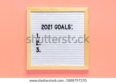 felt board with text - 2021 goals isolated on yellow background Planning, self motivation, achievement, success, wish list, checklist concept Top view Flat lay Motivational quote, message 商業照片 © 