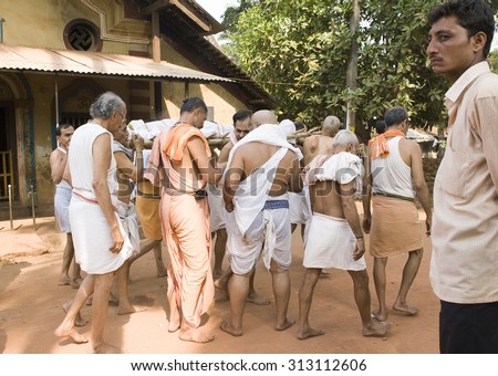 GOKARNA, INDIA - MAR 9, 2013: Brahmins prepared for cremation relative. Unidentified elderly Brahmin cremate his relative in GOKARNA, INDIA on MAR 9, 2013
