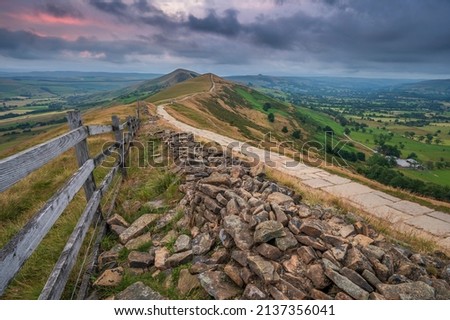 Mam Tor ridgeway, the Peak District, on a moody, cloudy summer's morning. The sky is pink where the sun is rising Stock fotó © 