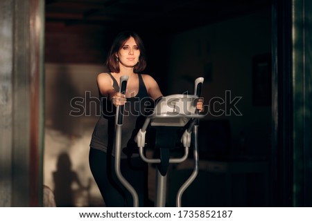 Foto Bild Frau Übung Elliptical Cardio laufen Training im Fitnessstudio