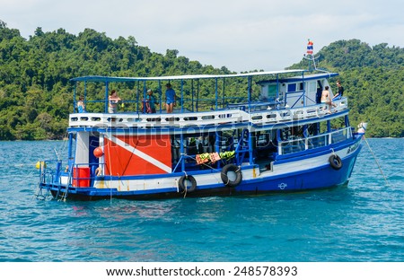 TRAT , Thailand - DECEMBER 29 2014 :  Travel tourist People relax and scuba diving with tour motor boat.  on the sea at koh chang Trat, Thailand .