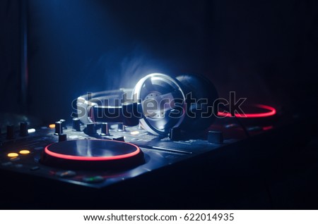 Similar – Foto Bild Dj Mischen Equalizer im Freien in Musik Partei in der Nähe von See. Unterhaltung und Event-Veranstalter-Konzept. Outdoor-Konzert und musikalische Thema.