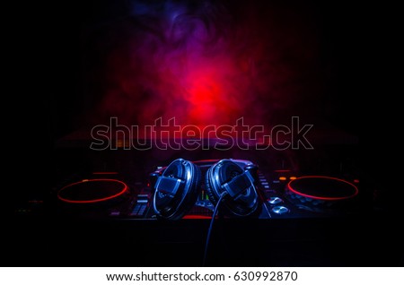 Similar – Foto Bild Dj Mischen Equalizer im Freien in Musik Partei in der Nähe von See. Unterhaltung und Event-Veranstalter-Konzept. Outdoor-Konzert und musikalische Thema.