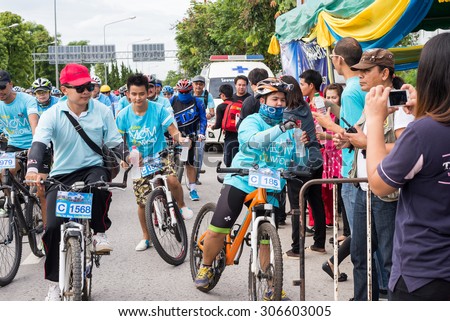 CHIANGRAI, THAILAND 16 AUGUST 2015 : bike for mom event, man drinking water at the service point