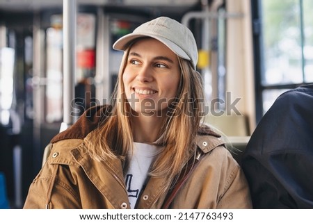 Similar – Foto Bild junge Frau am Bahnhof, die auf die Zieltafel schaut. Konzept für Reisen und öffentliche Verkehrsmittel