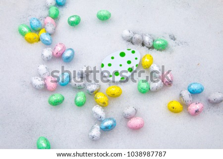 D?coration Easter eggs on the snow Photo stock © 