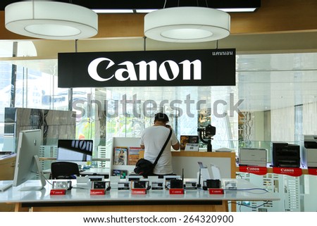 SA-THORN SQUARE BUILDING, BANGKOK, THAILAND : MAR 20, 2015 Unidentified man   test canon camera at Canon store , Sa-thorn square building, Bangkok, Thailand Mar 20, 2015