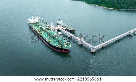 Oil Crude Gas Tanker Ship, Cargo container Ship offshore mooring at Ocean Bay Petroleum Chemical export import transportation and logistics, Oil leak from Ship, industrial petroleum products Vessel  Stockfoto © 