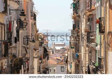 Foto Bild Historische Gebäude und Wäscheleinen in der Altstadt von Venedig in Italien