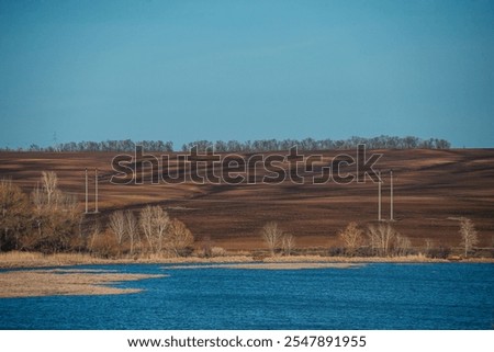 Similar – Foto Bild Panorama eines leeren gepflügten Feldes im frühen Frühjahr. Beginn der Gartensaison, Luftaufnahme