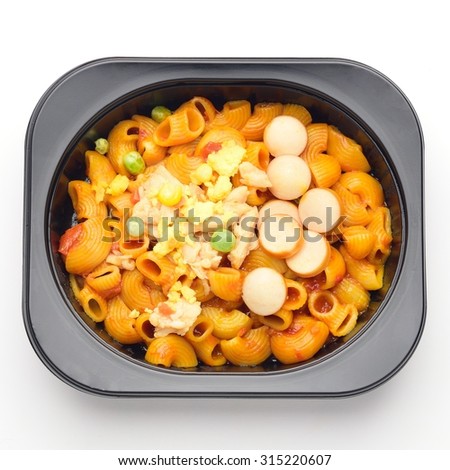 Stir macaroni in a lunchbox,Fastfood eat that much.