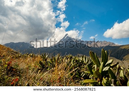 Similar – Foto Bild Prächtiger Berg unter blauem Wolkenhimmel bei Tageslicht